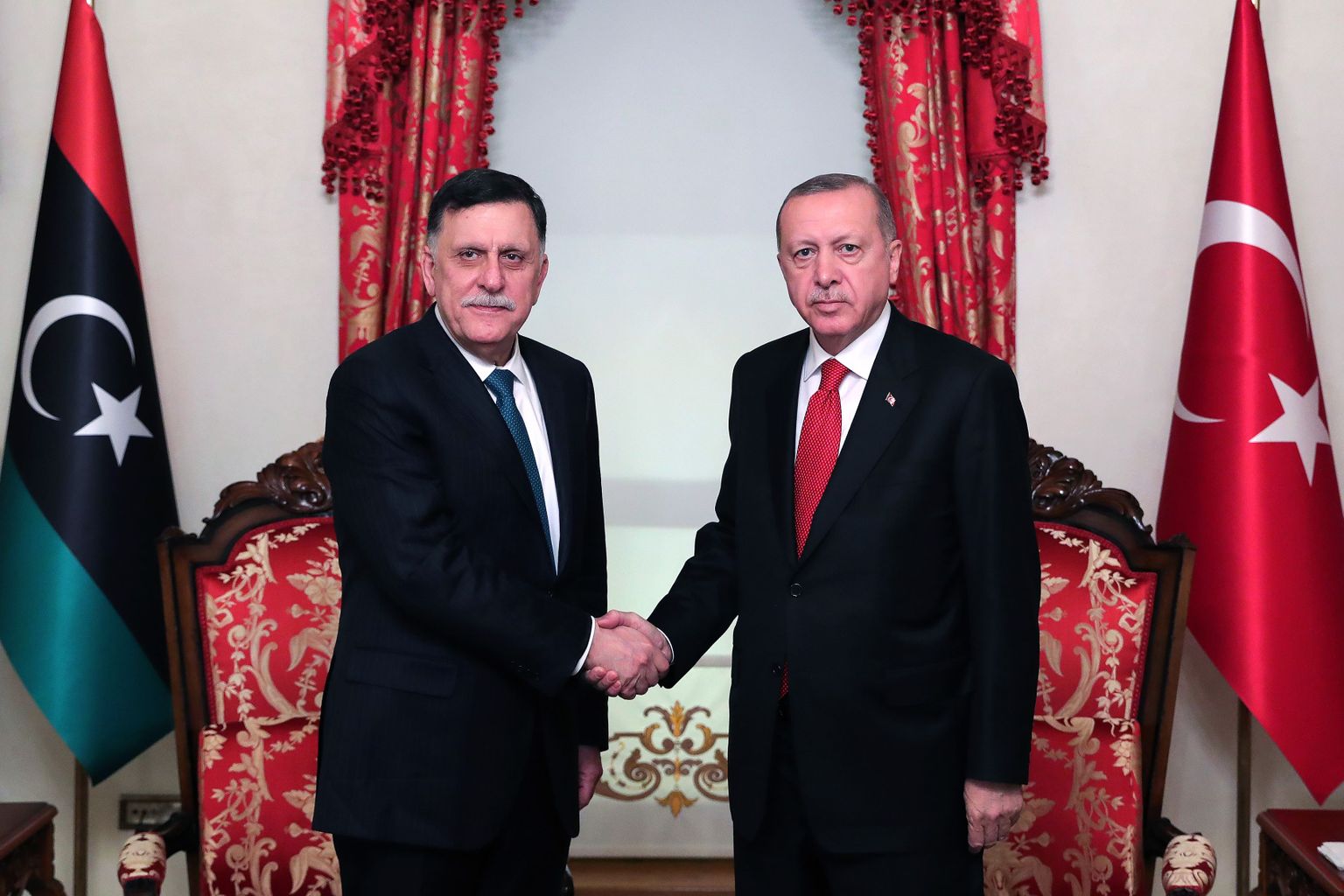Türgi president Recep Tayyip Erdoğan (paremal) ja Liibüa ühtsusvalitsuse peaminister Farez al-Sarraj Istanbulis peetud kohtumisel.