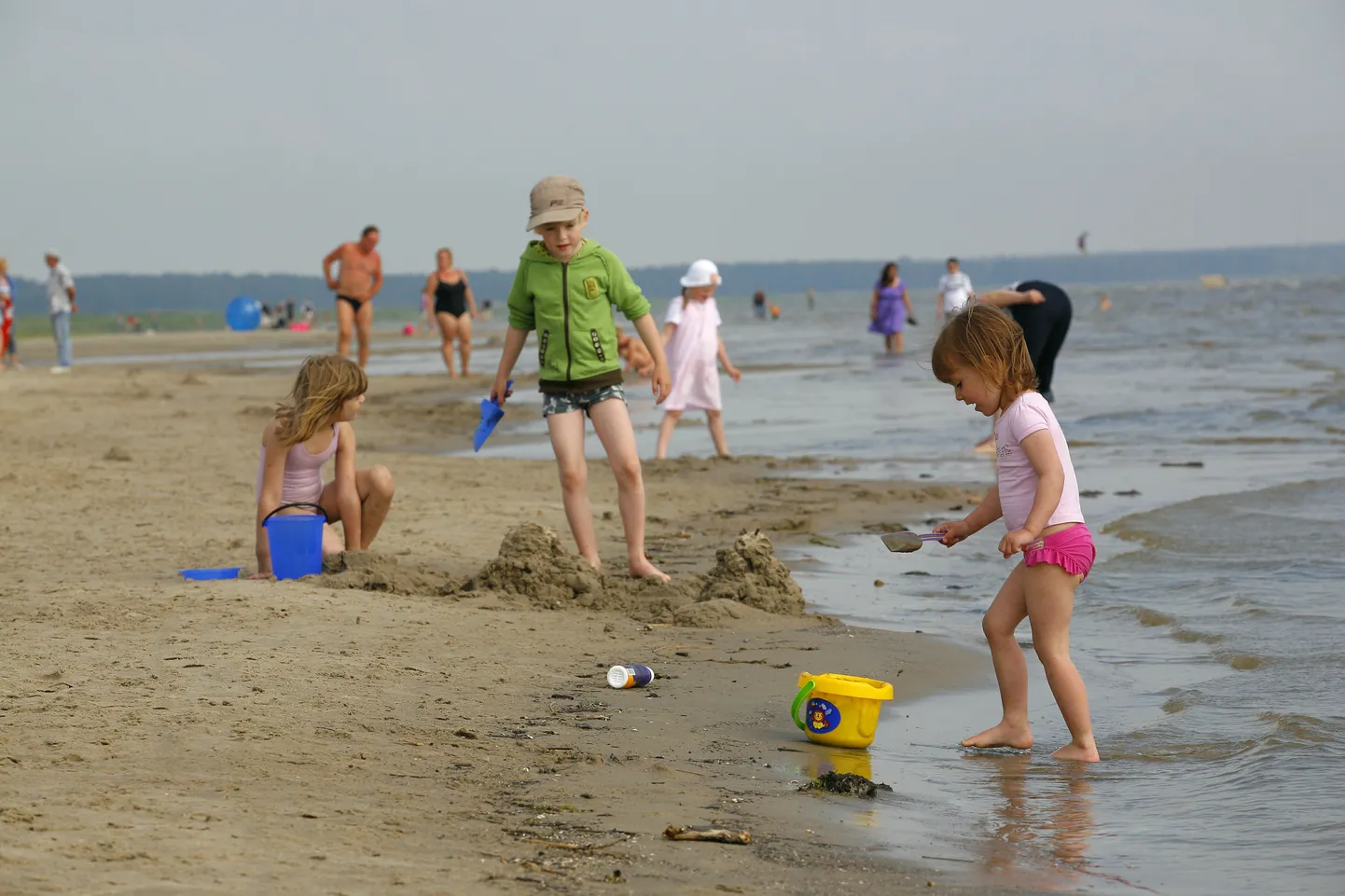 Дети на пляже не должны оставаться без присмотра взрослых.