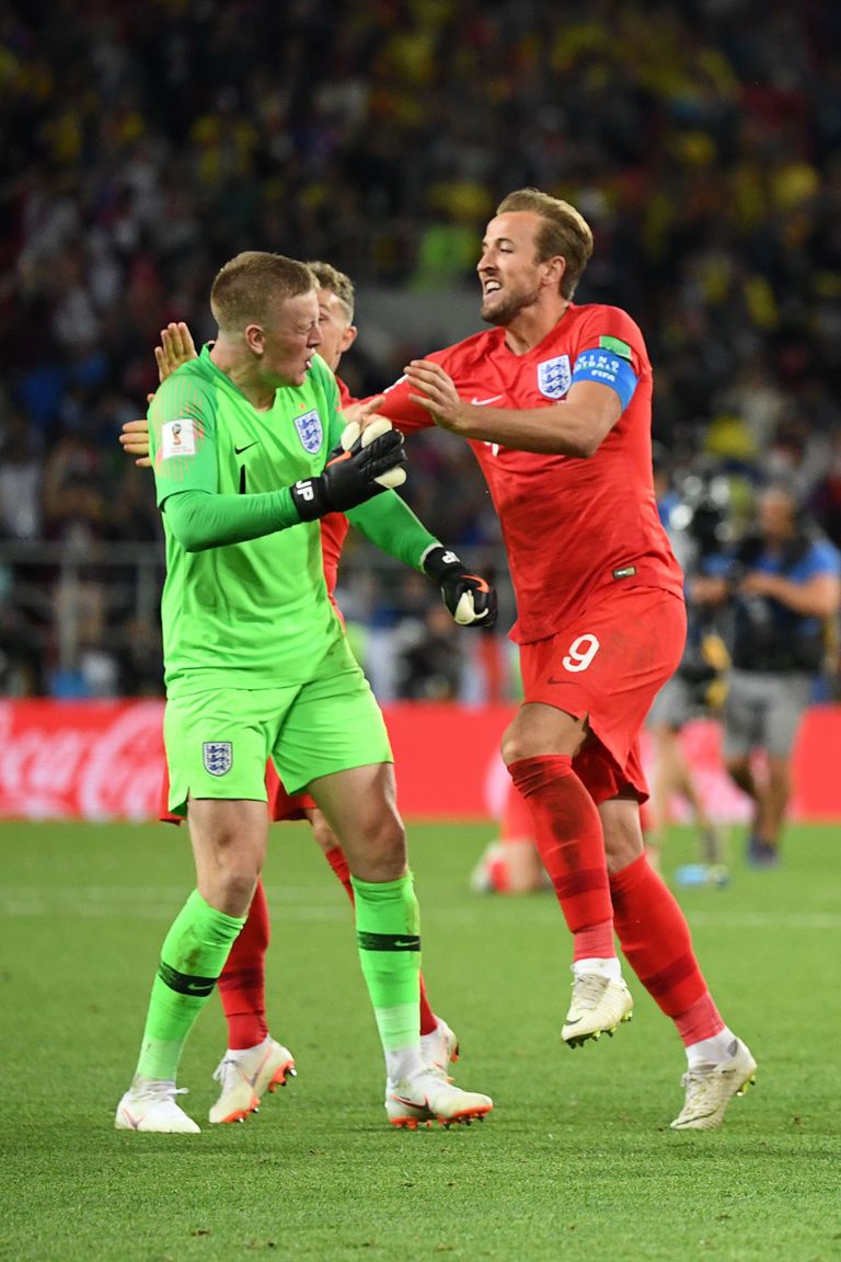 Inglismaa koondise kapten Harry Kane õnnitlemas väravavaht Jordan Pickfordi pärast võitu Colombia üle