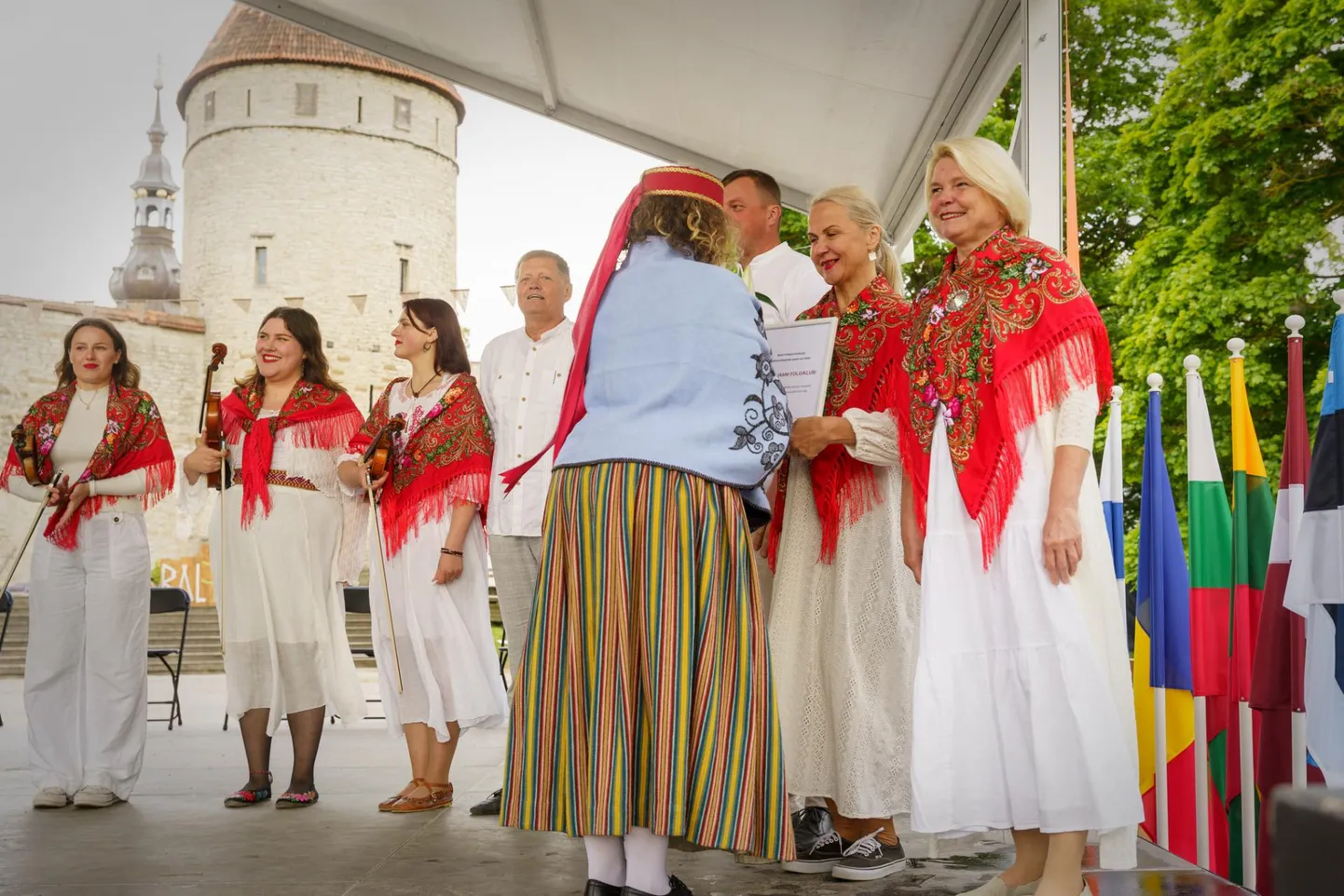 Kolga-Jaani folgiklubi sai Tallinnas Tornide väljakul kätte aasta tulija preemia.