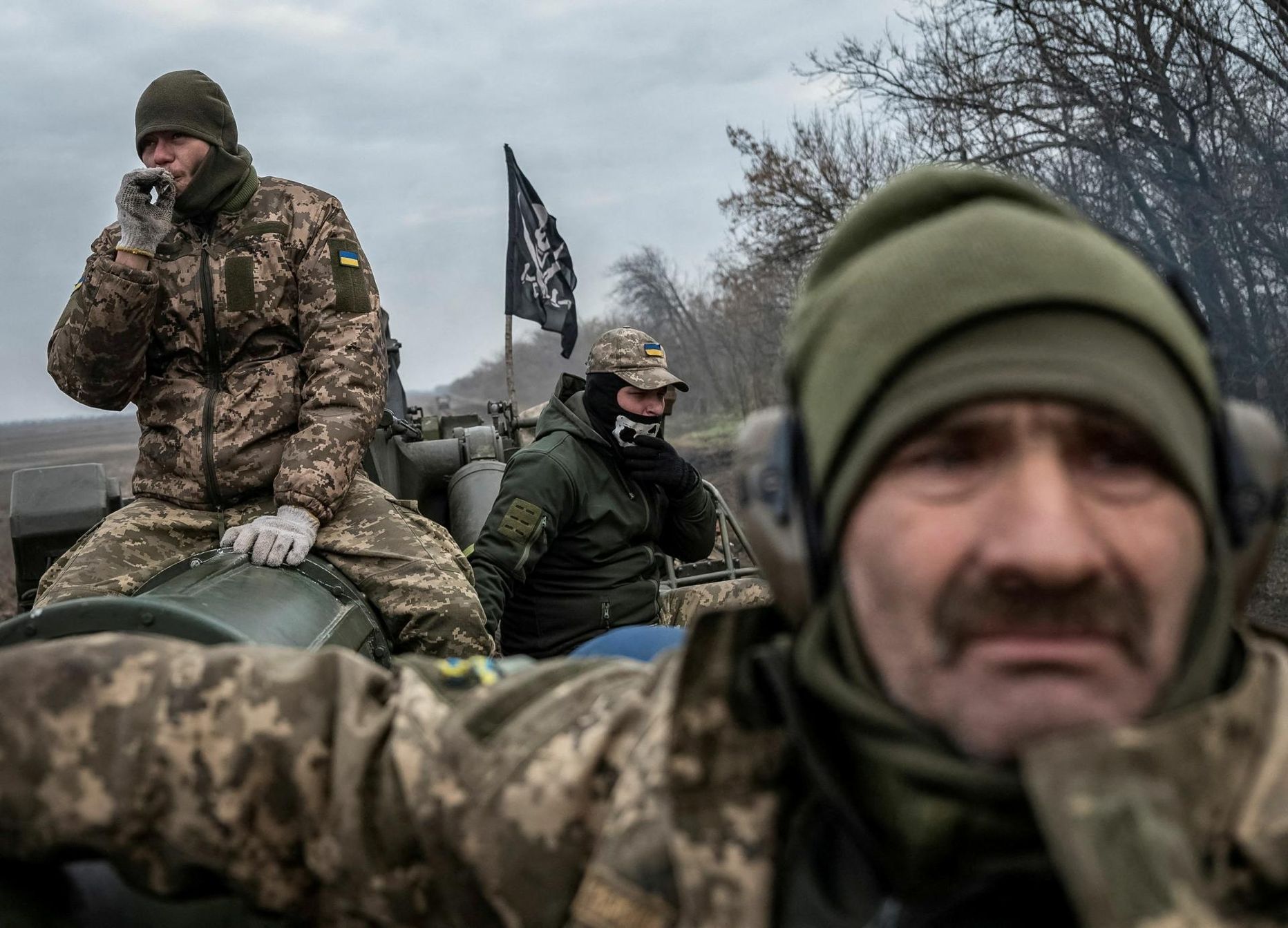 Ukraina sõdurid sõidavad Hersoni oblastis rinde lähistel nõukogudeaegse liikursuurtükiga 2S7 Pion. 