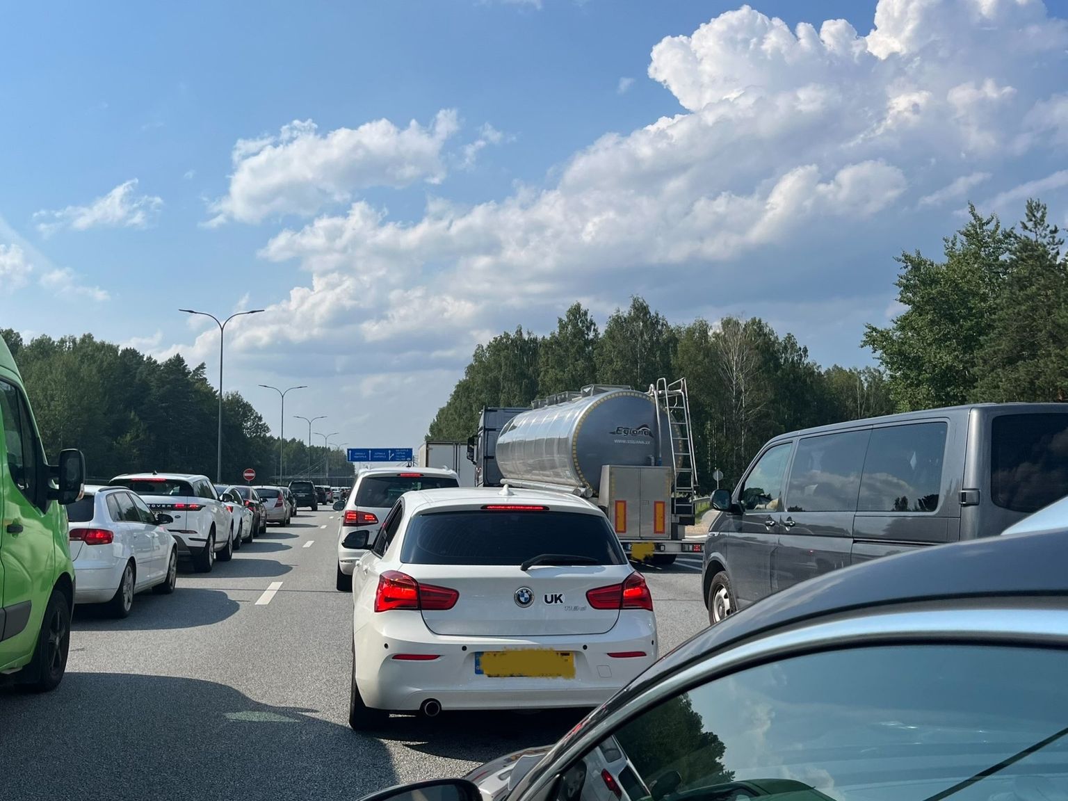 ВИДЕО Рижане ринулись на море: на Юрмальском шоссе образовалась большая ...