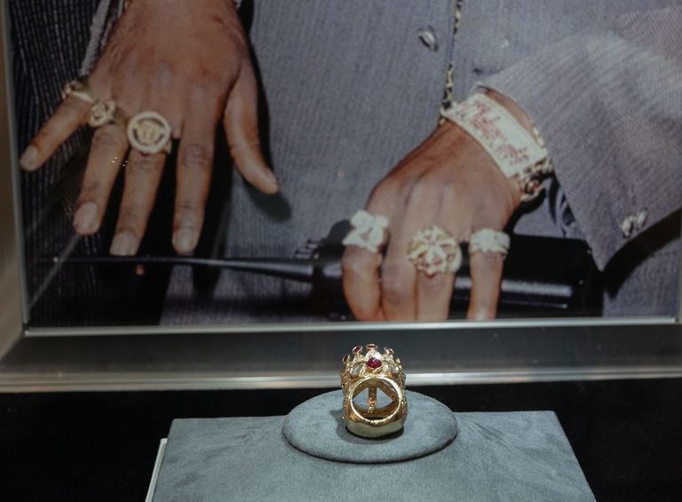 Sotheby'se oksjonimaja müüs 25. juulil 2023 New Yorgis toimunud oksjonil USA räppari Tupac Shakuri disainitud sõrmuse, mille eest maksti üle miljoni dollari