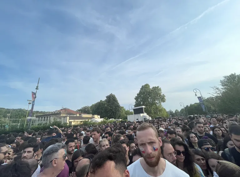 Värava taha jäid ootama tuhanded inimesed...