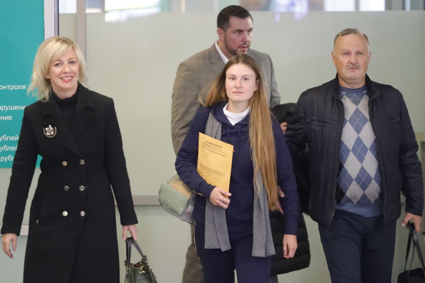 USA vanglast vabanenud Vene relvaaktivist Maria Butina (keskel) laupäeval Moskva Šeremetjevo lennujaamas koos oma isa ja Vene välisministeeriumi pressiesindaja Maria Zahharovaga.