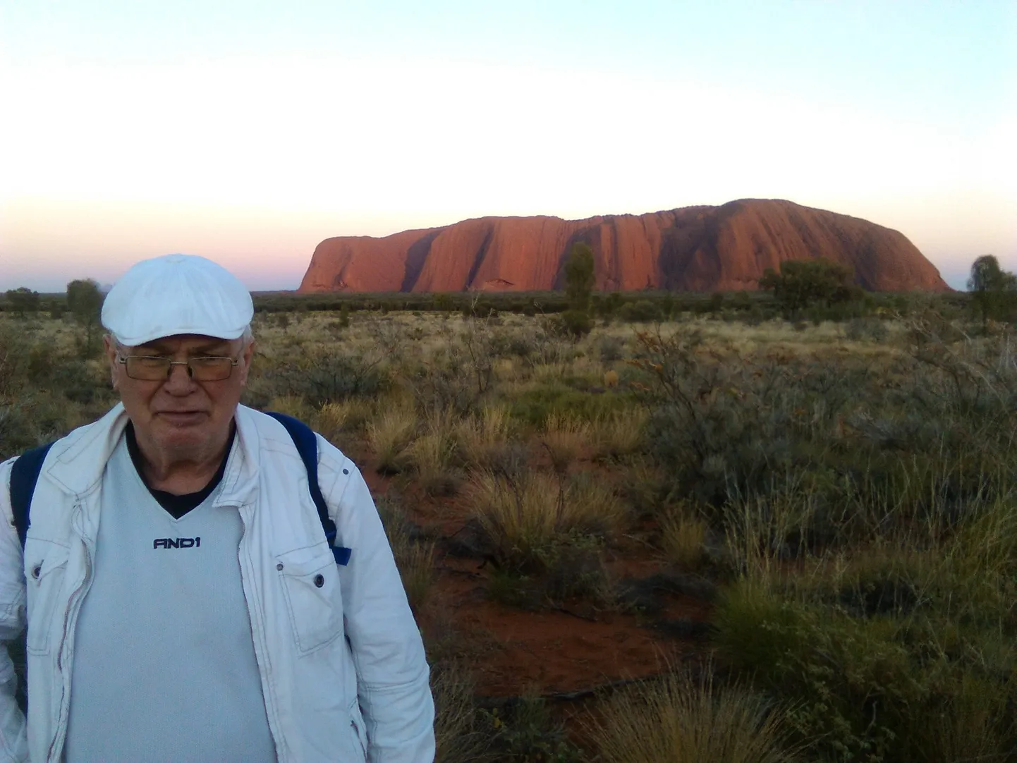 Maailma suurim monoliit ehk Uluru (asukohaga Austraalia Põhjaterritooriumi kõrbes, sellel fotol ka Olev Remsu selja taga) on päris auväärses eas - 700 miljonit aastat vana.