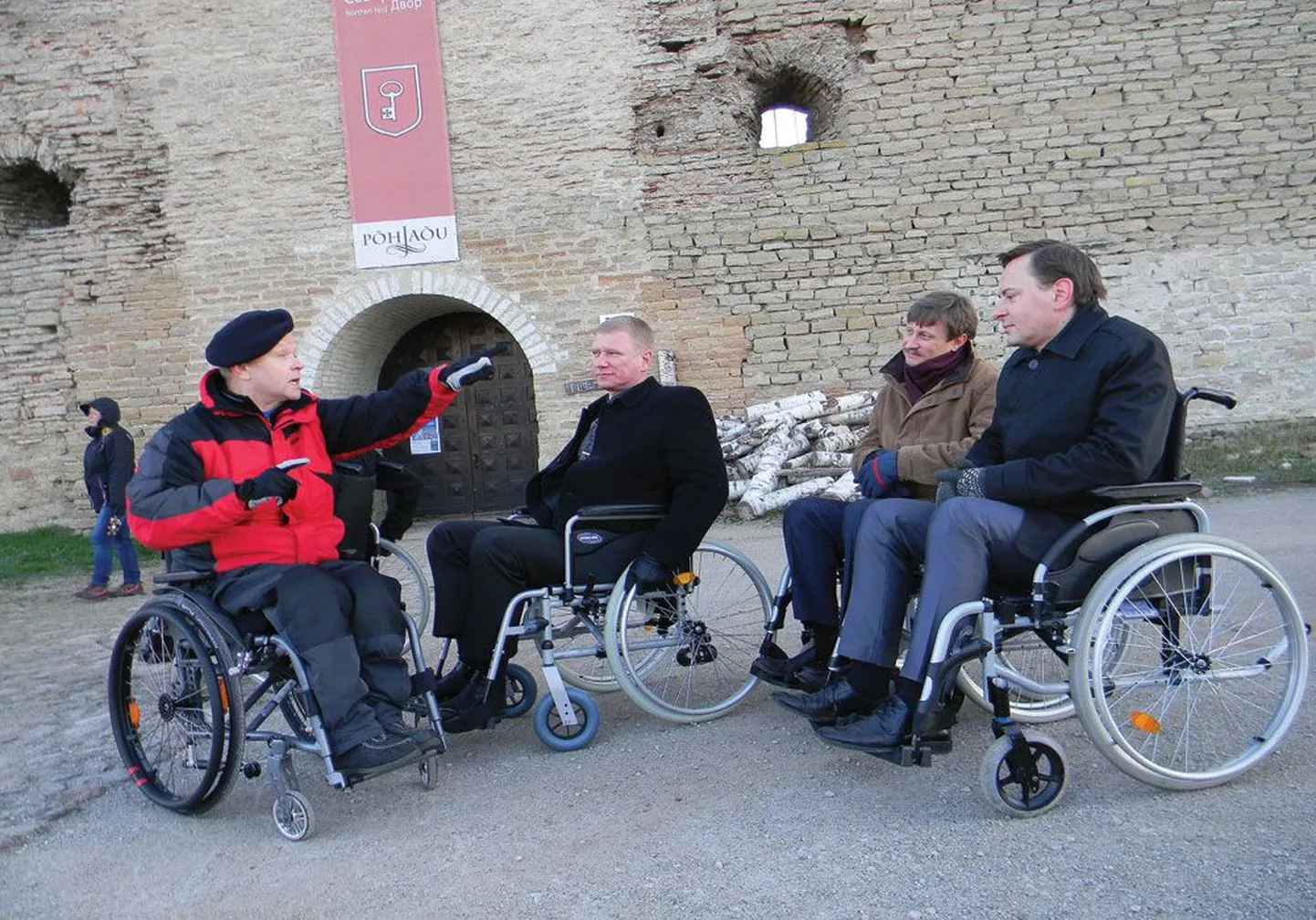 Виктор Карленко (справа) объясняет Александру Ефимову, Максиму Волкову и Эдуарду Эасту, что на вымощенный булыжником Северный двор Нарвского замка инвалидам попасть невозможно, как и на смотровую площадку возле Длинного Германа.