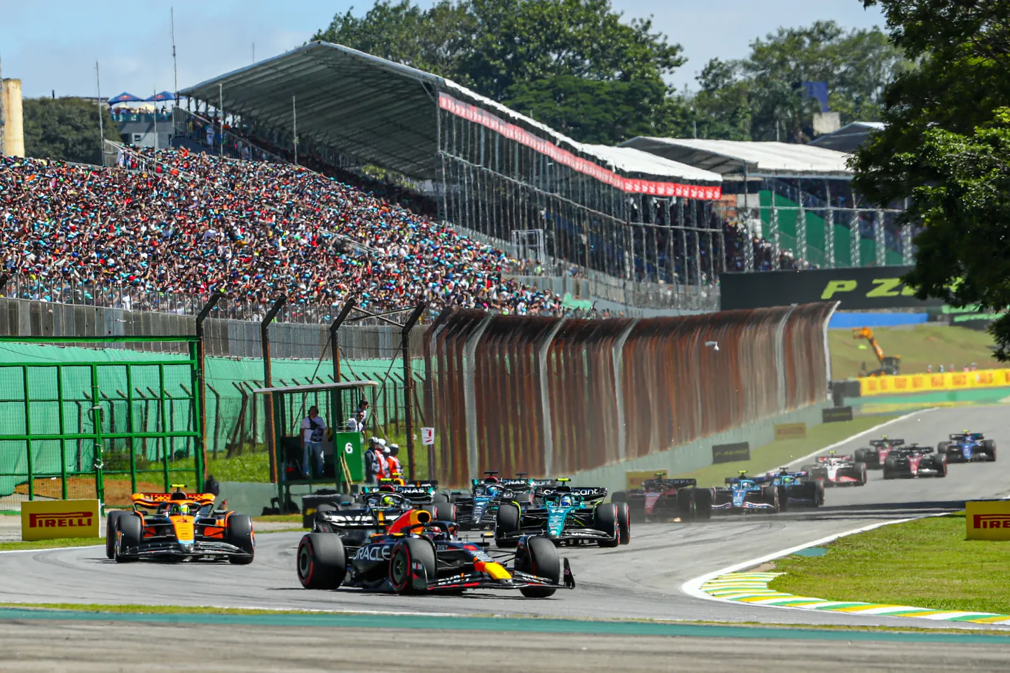 Brasiilias oli F1 etappi vaatama tulnud tuhendeid huvilisi. Osa neist eiras turvareegleid.