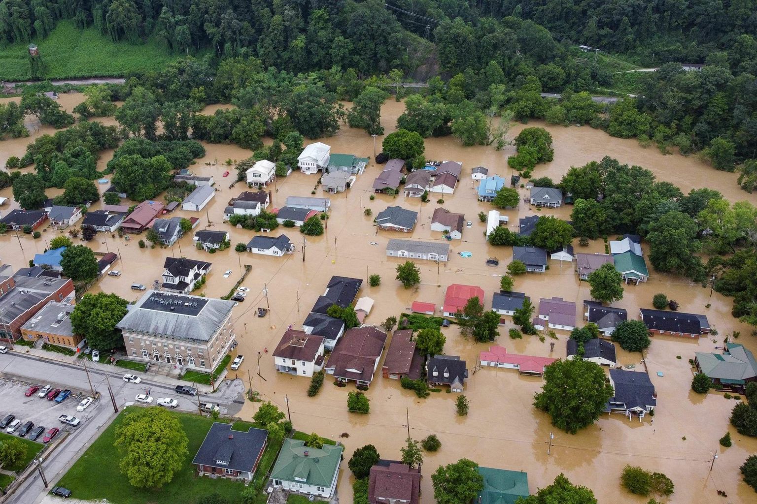 Vee alla jäänud majad Kentucky jõe põhjaharu ääres Jacksonis. 