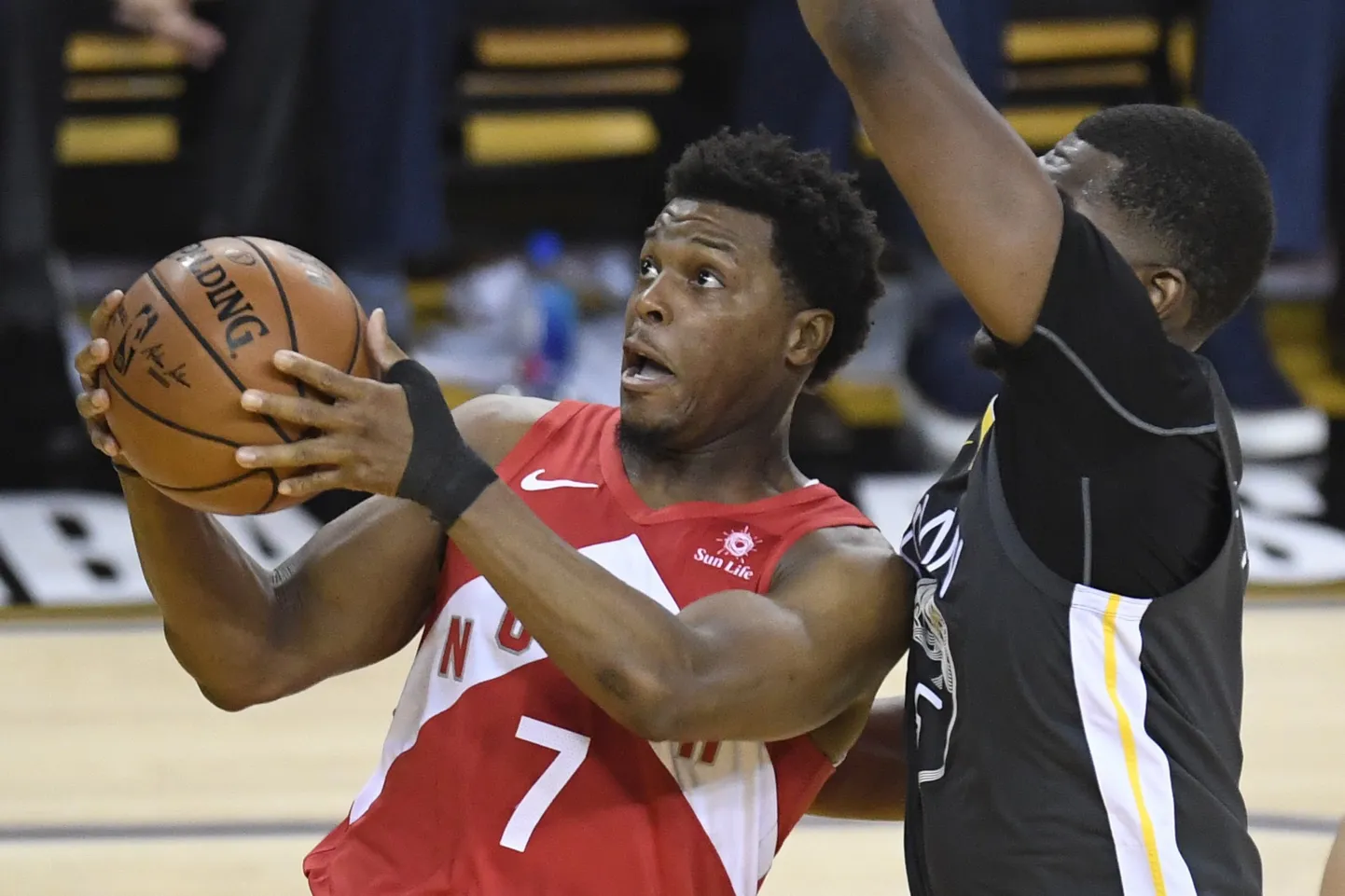 Korvpalliklubi Toronto Raptorsi mängumees Kyle Lowry (number 7) teenib NBAs korralikke summasid.