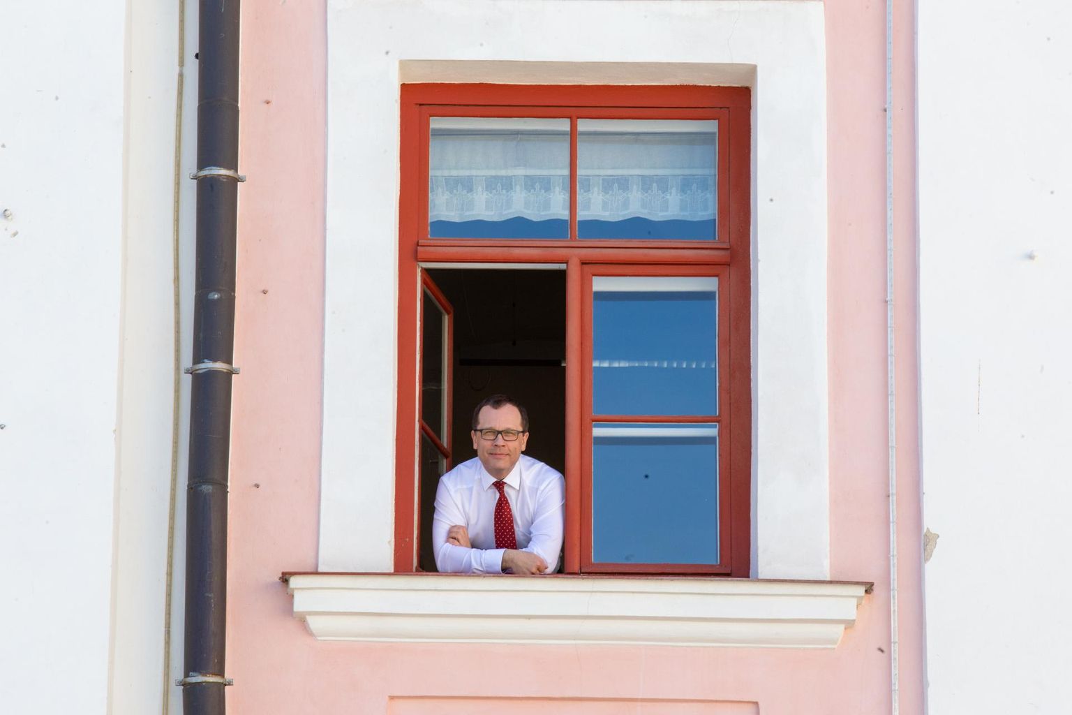 Tartu linnapea Urmas Klaas oma kabineti akna peal.
 
