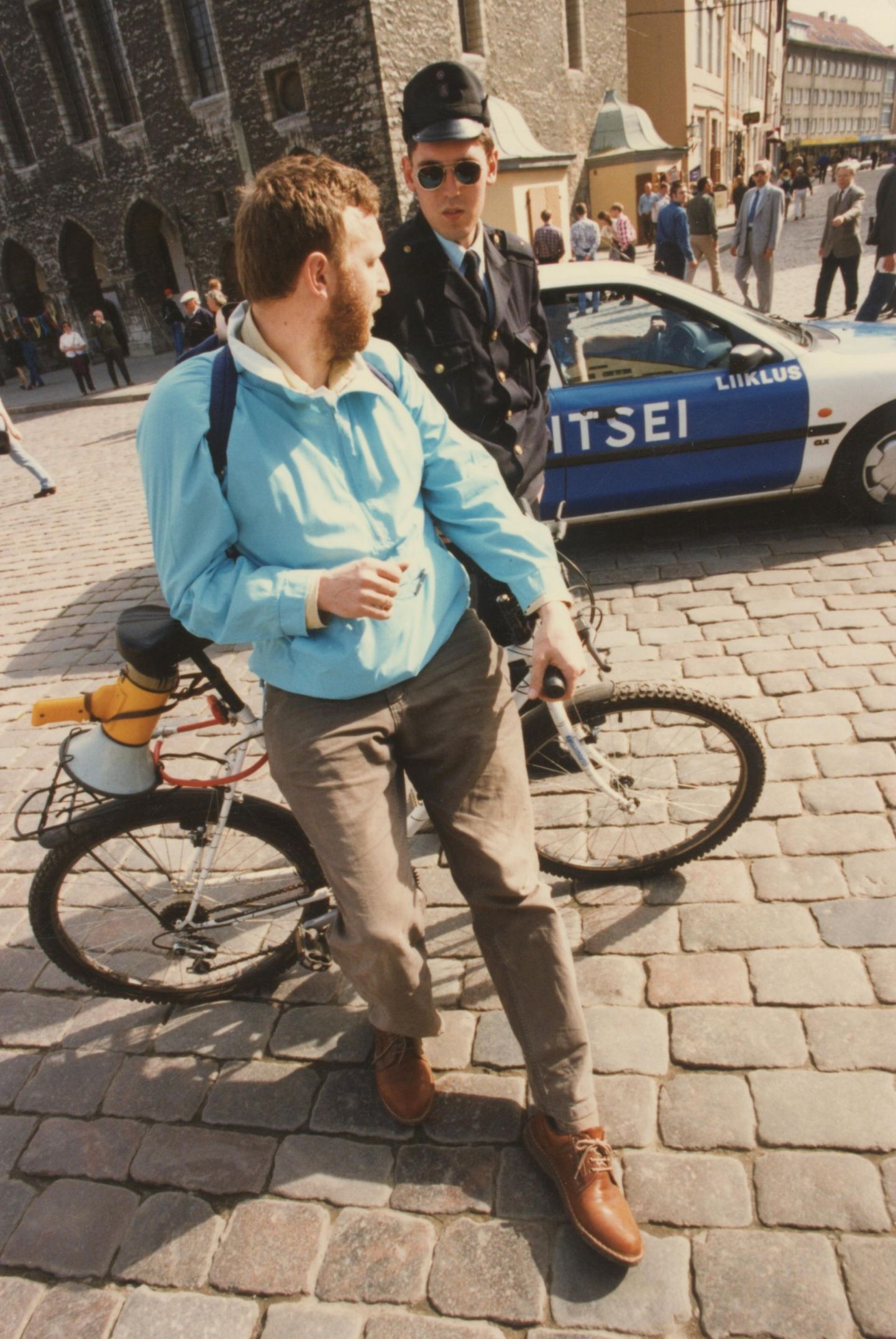 Politseinik ja jalgrattur. Pilt ei ole looga seotud.