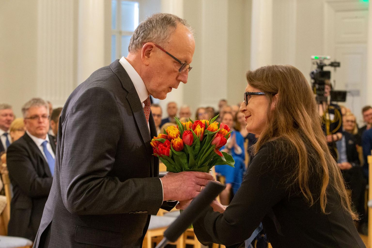 Teise hääletusvooru järel õnnitles valimiskomisjoni esimees Raili Marling (paremal) Tartu ülikooli järgmist rektorit Toomas Asserit tulbikimbuga.