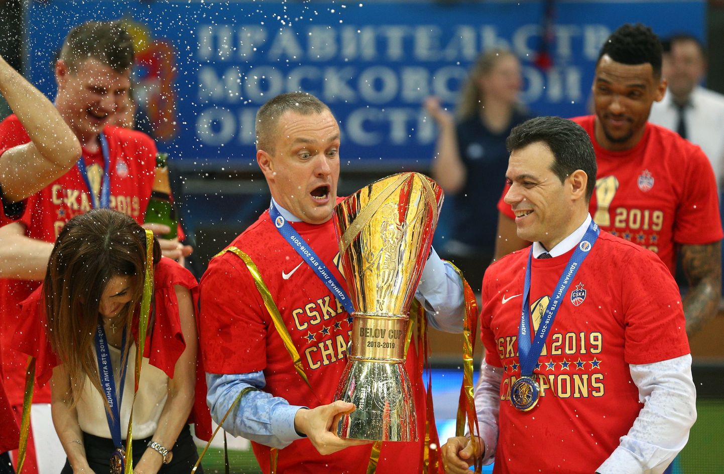 Moskva CSKA president Andrei Vatutin eelmisel aastal Euroliiga võidukarikaga.