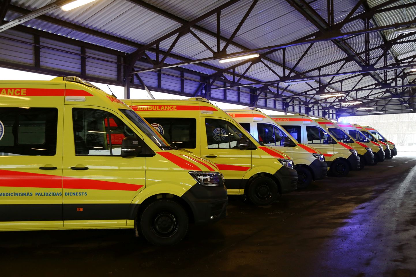 Jaunie Neatliekamās medicīniskās palīdzības dienesta operatīvie transportlīdzekļi.
