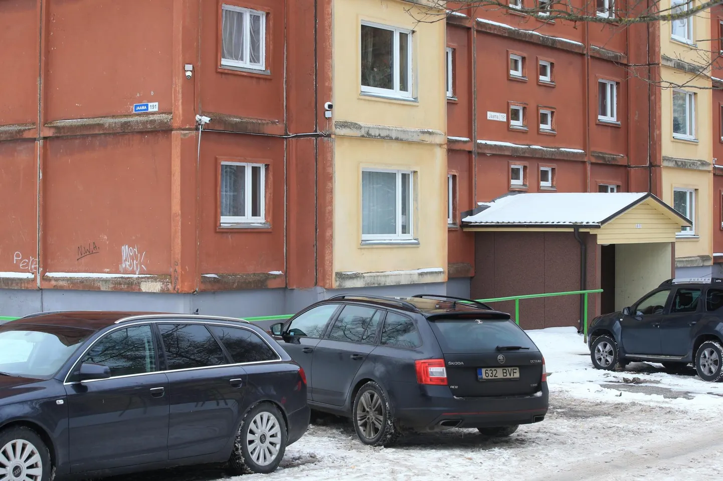 Annelinnas asuv Jaama 191 kortermaja on üks vähestest, kus veel on turvakaamerad. Elanikud otsustasid need õue ja liftidesse panna, sest kord oli käest ära.