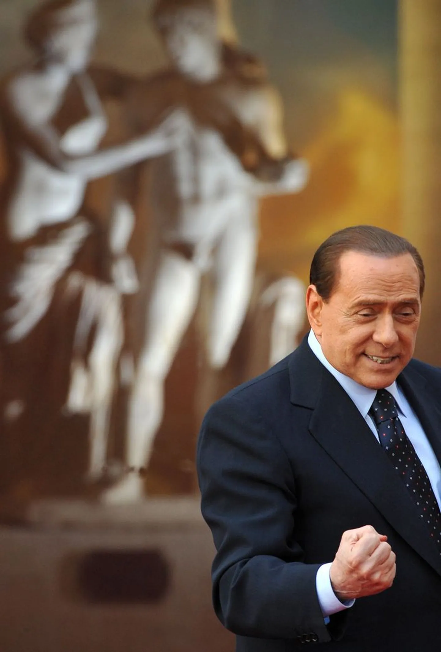 Kuigi Silvio Berlusconi naudib teda tabanud skandaalidele vaatamata tähelepanu, näitavad viimased arvamusküsitlused, et valitsusjuhi toetus on oluliselt kahanenud.