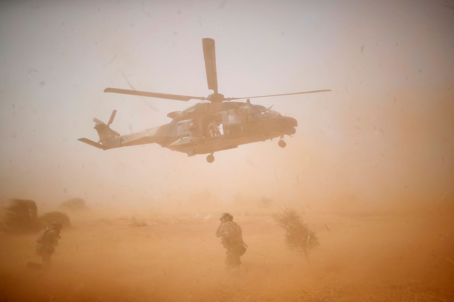 Malis tegutseva terroritõrjemissiooni Barkhane sõdurid ja kopter. Foto on illustratiivne.