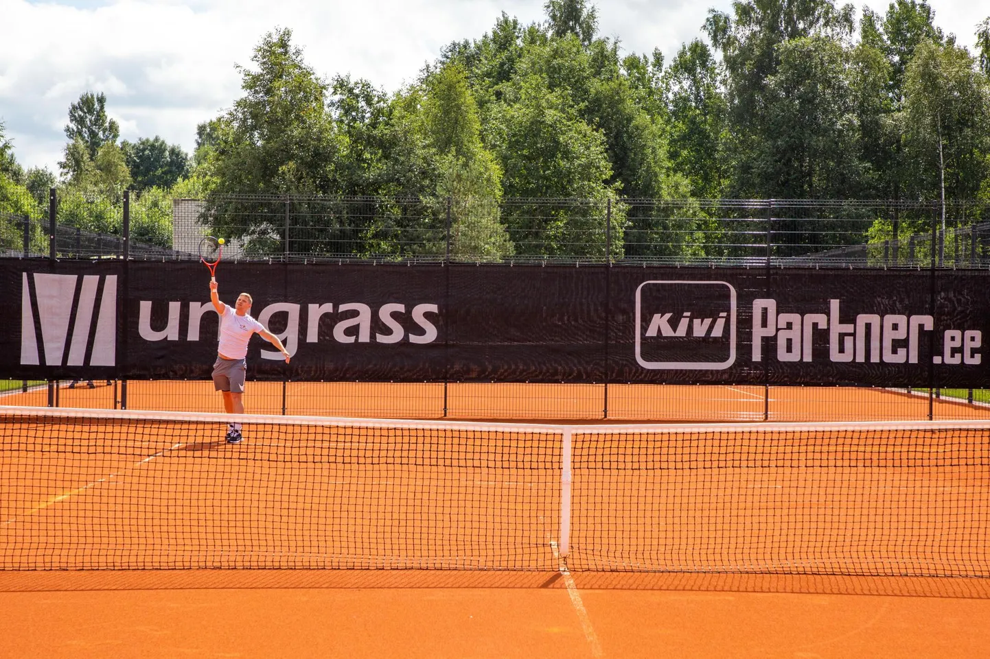 Paide linnapea Priit Värk näitab noortele eeskuju ja kinnitab, et tennis on põnev mäng.