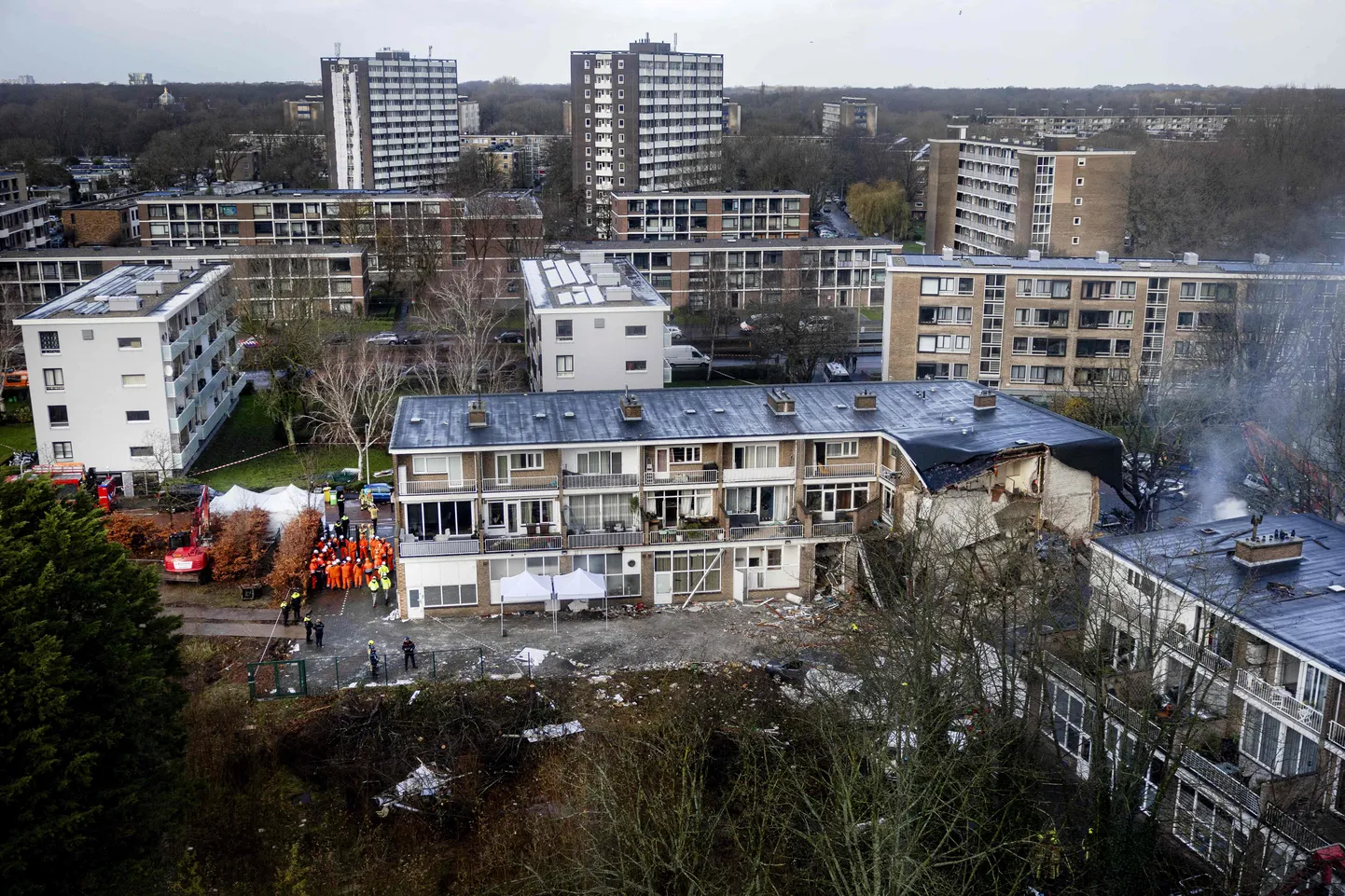 Sprādziens izposta trīsstāvu daudzdzīvokļu māju Nīderlandes pilsētā Hāgā