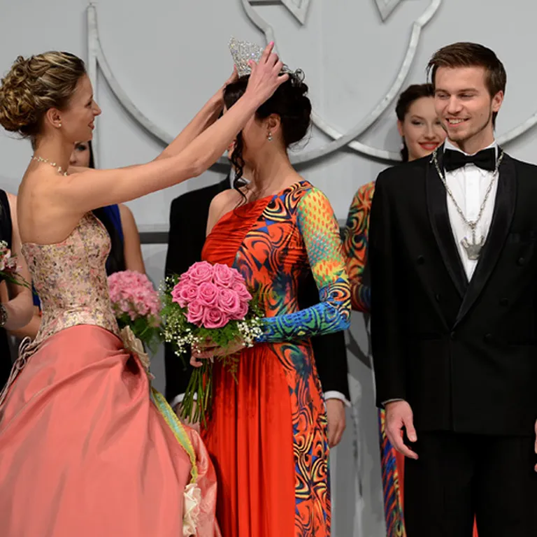 Pērnā gada Mis Latvija 2011 Eva Dombrovska par Mis Latvija 2012 kronē rēzeknieti Lilianu Garkalni