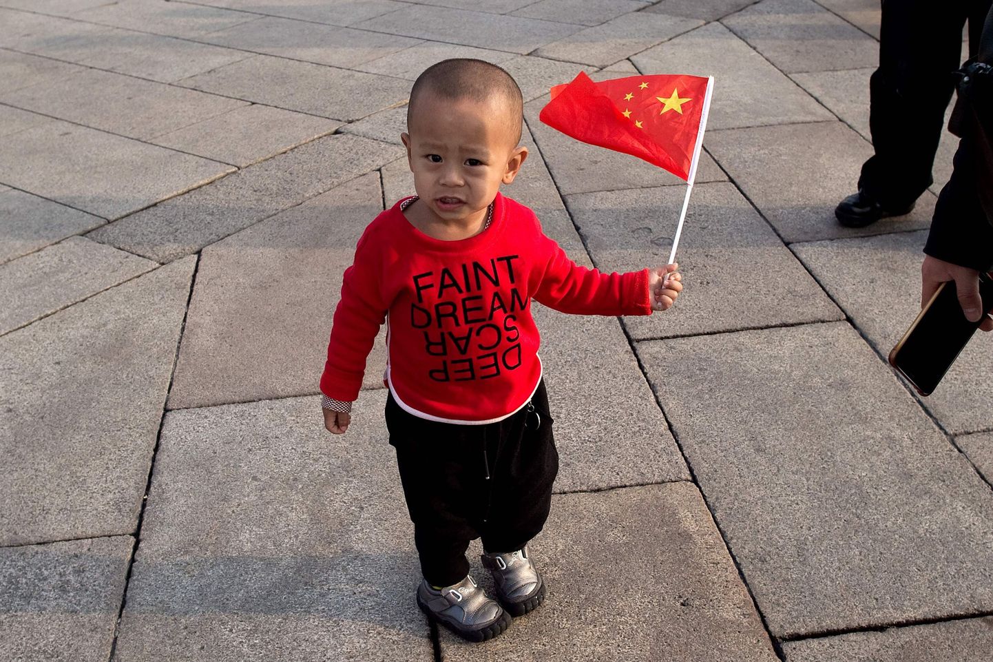 Poiss Hiina riigilippu hoidmas.