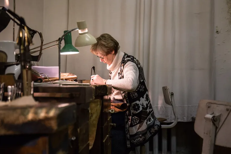 Vene saatkonna kõrval ja A-Galerii kohal on Ive-Maria Köögardi töötuba. «Lõpetasin kunstiinstituudi 1968. aastal ja sestpeale olen ma selles majas töötanud,» meenutab ta.