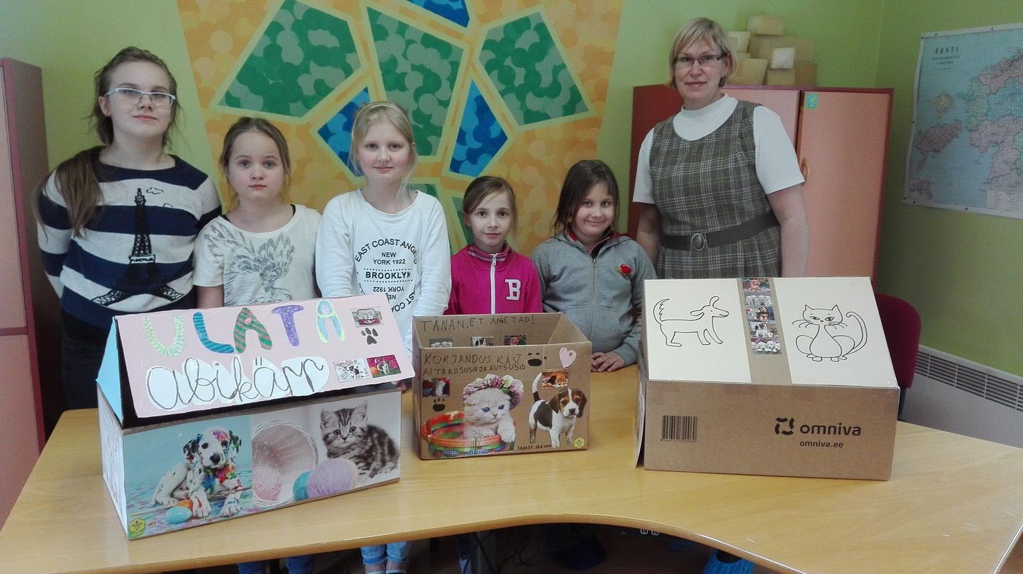 Kilingi-Nõmme lapsed valmistasid ise kirevad kogumiskastid, kuhu oodati annetusi hüljatud loomadele.