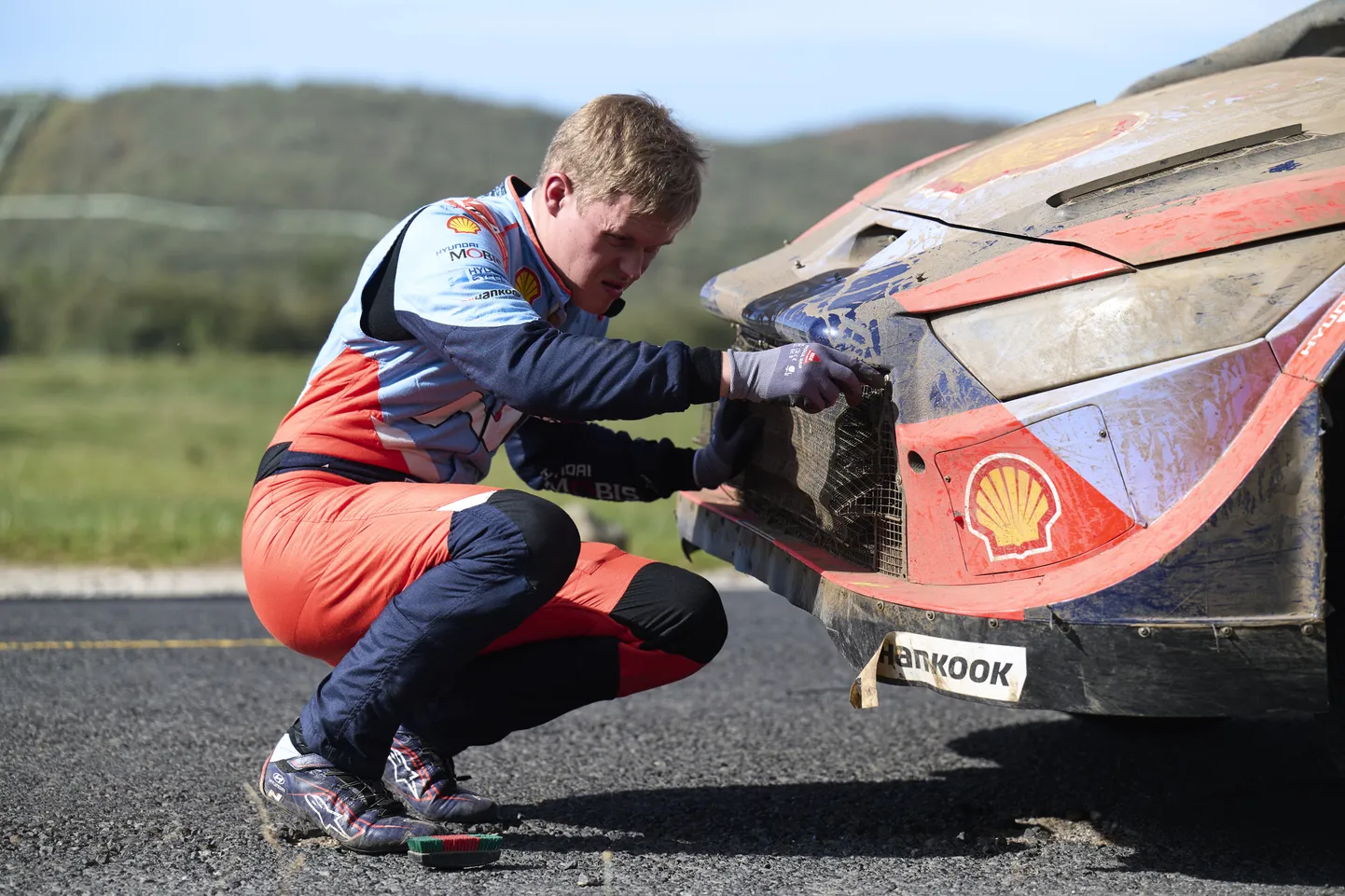 Ott Tänak putitamas oma Hyundai masinat. Foto pärineb eelmiselt, Keenia rallilt.