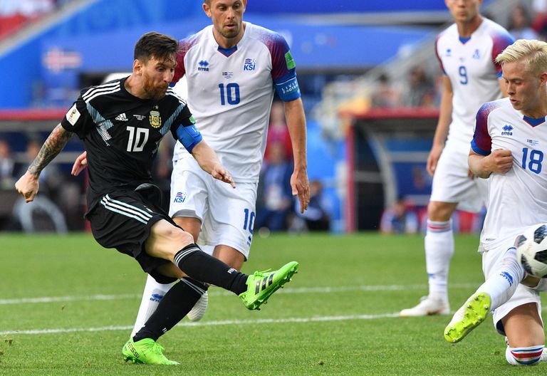 Argentina koondise ründaja Lionel Messi ja Islandi koondise kaitsja Hordur Magnusson (paremal)