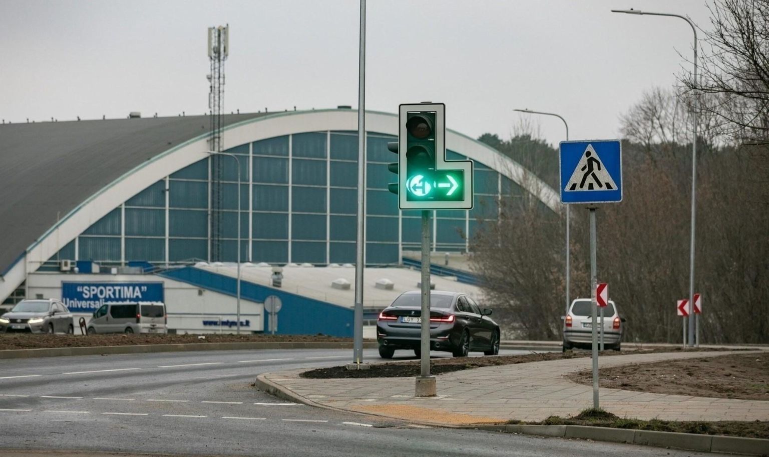Uut tüüpi valgusfoor Vilniuses: kui põleb roheline tuli ja paremale osutav nool selle kõrval, tohivad autod pöörata, kuid jalakäijad ja jalgratturid peavad ootama. Omaette tähendus on nii üksi põleval rohelisel tule kui ka punase tulega koos põleval noolel.