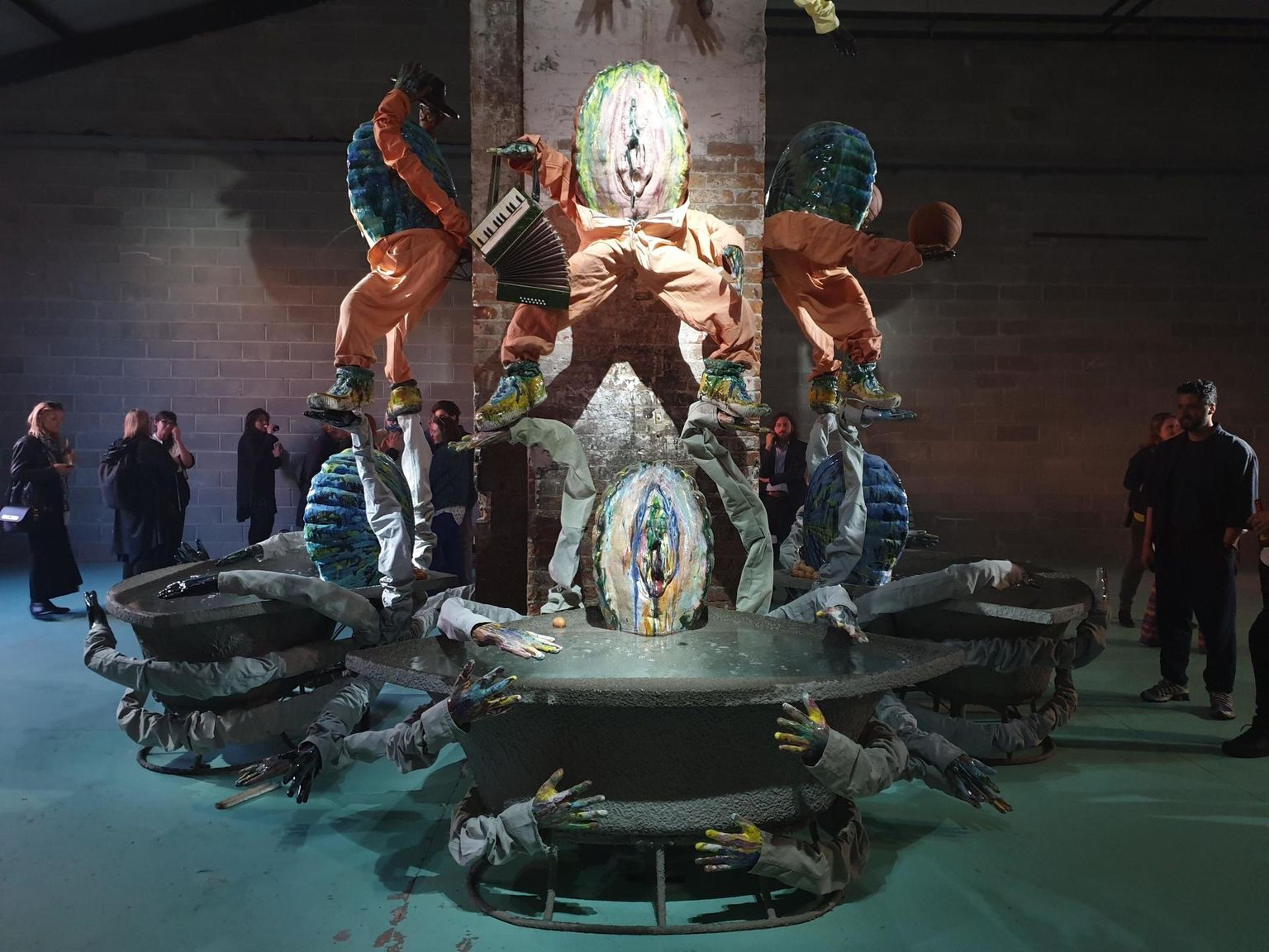 2019. aastal esindas Eestit Veneetsia kunstibiennaalil Kris Lemsalu näitusega «Birth V».