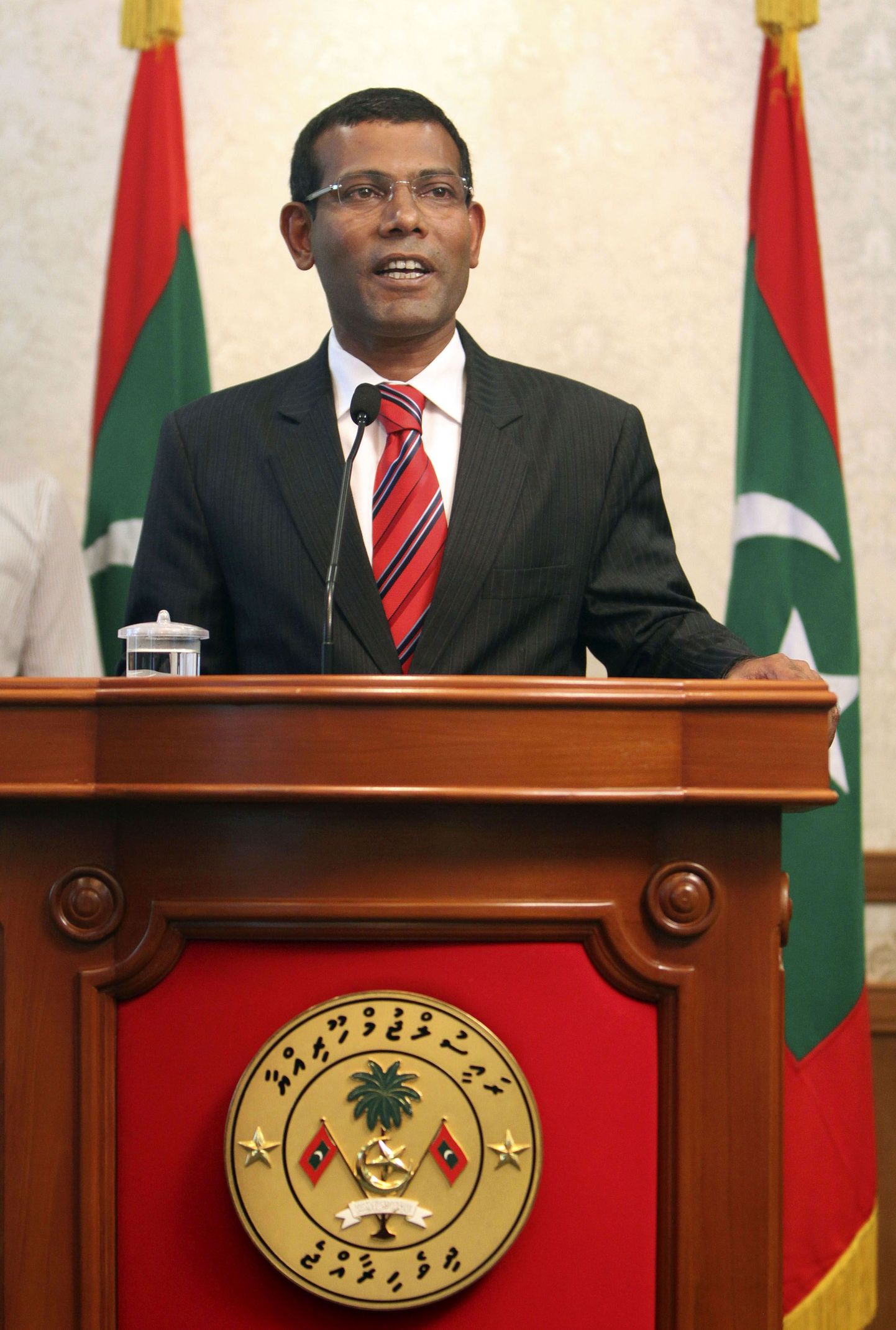 Maldiivide president Mohamed Nasheed teatamas oma tagasiastumisest