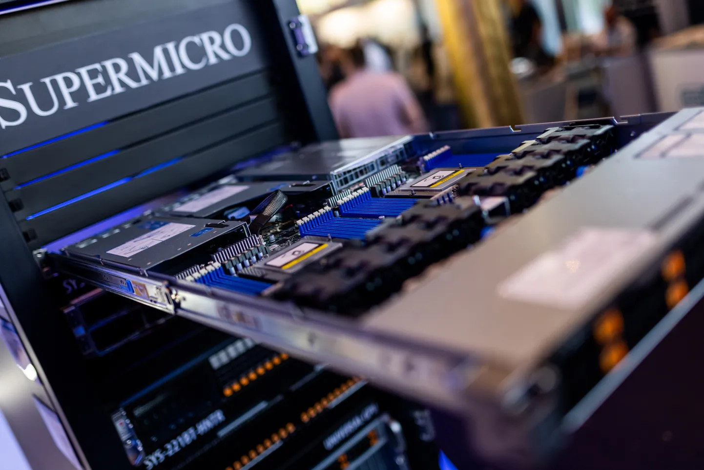 Ettevõtte klientide hulka kuuluvad suuremad AI-ettevõtted nagu Nvidia, AMD ja Intel. 2024. aasta alguses oli Super Micro aktsia hind umbes 250 dollarit, märtsis peaaegu 1200 dollarit ja 26. septembril, artikli kirjutamise ajal, kauples SMCI 388 dollari juures.