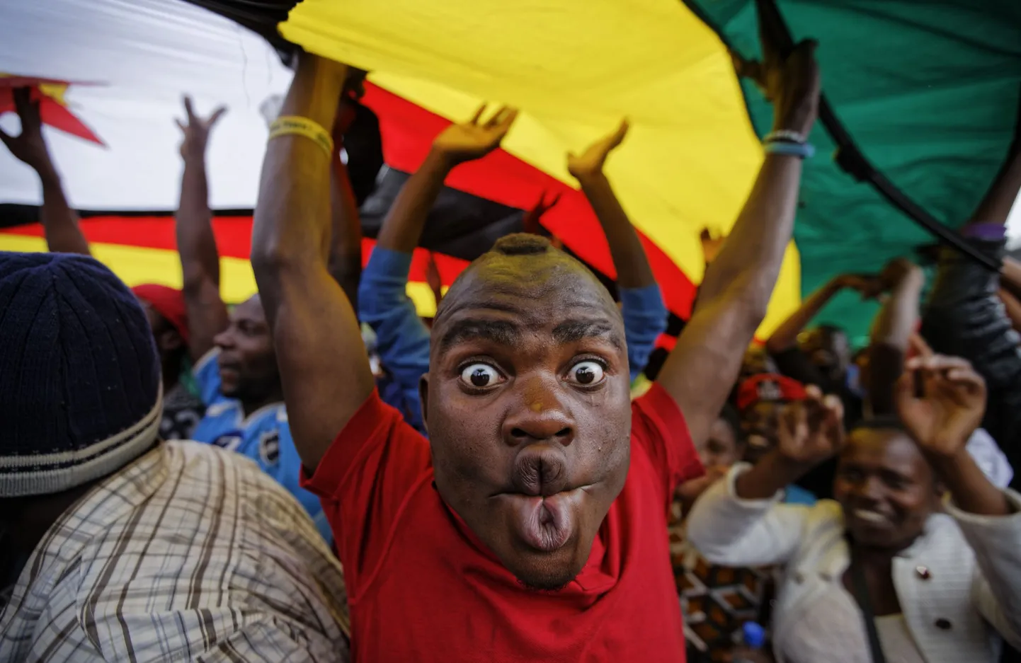 Õnnelik Mugabe-vastane meeleavaldaja Zimbabwe pealinnas Harares.