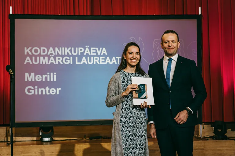 Merili Ginter koos siseminstriga pärast aumärgi saamist püünel.