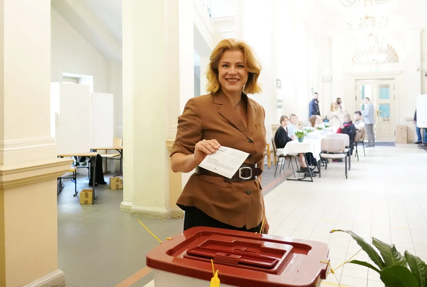 Ministru prezidente Evika Siliņa piedalās pašvaldību vēlēšanās 75. vēlēšanu iecirknī Rīgas Valsts 1. ģimnāzijā.