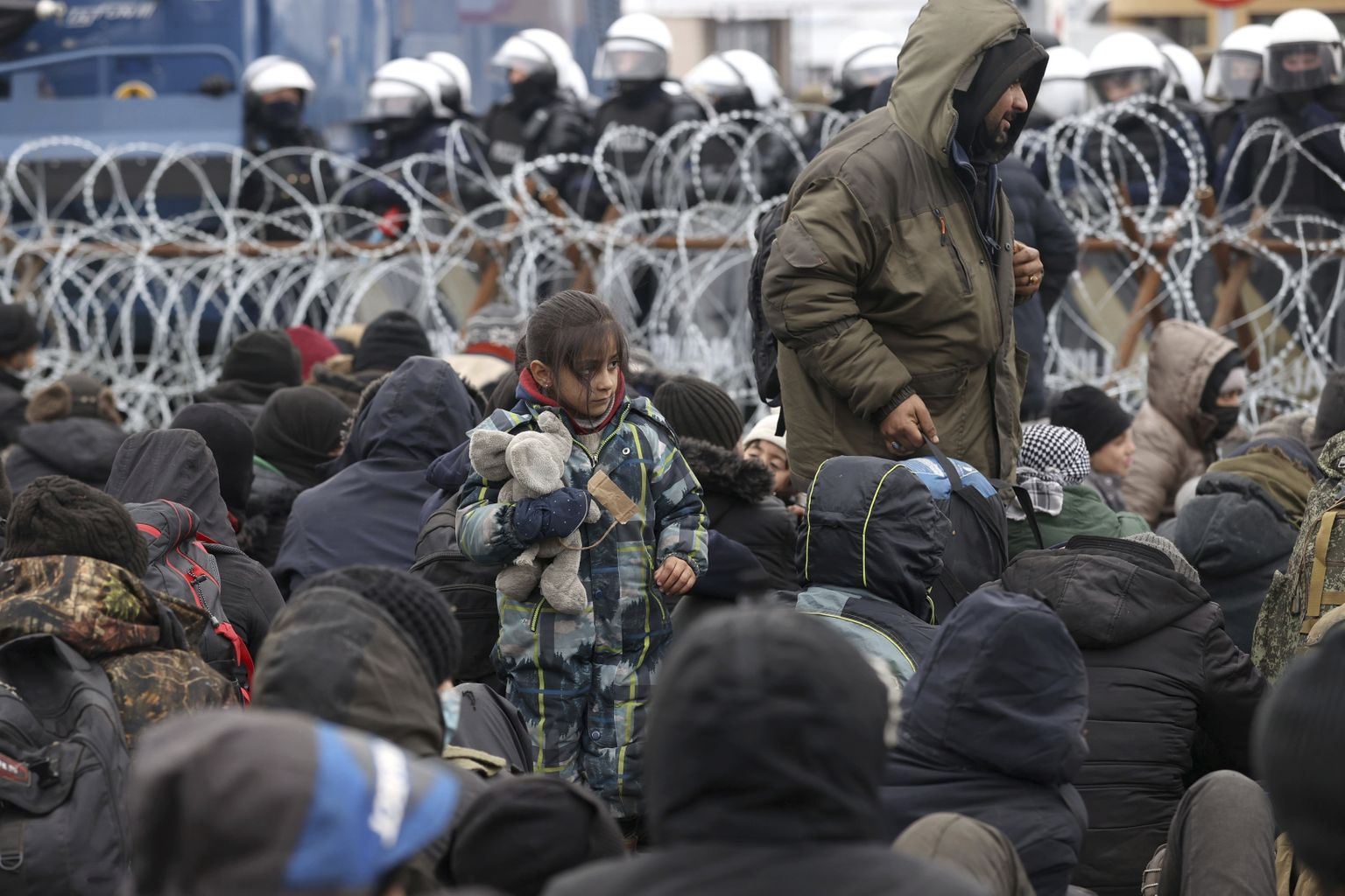 Pie Baltkrievijas-Polijas robežkontroles punkta sapulcējušies 2000 migrantu