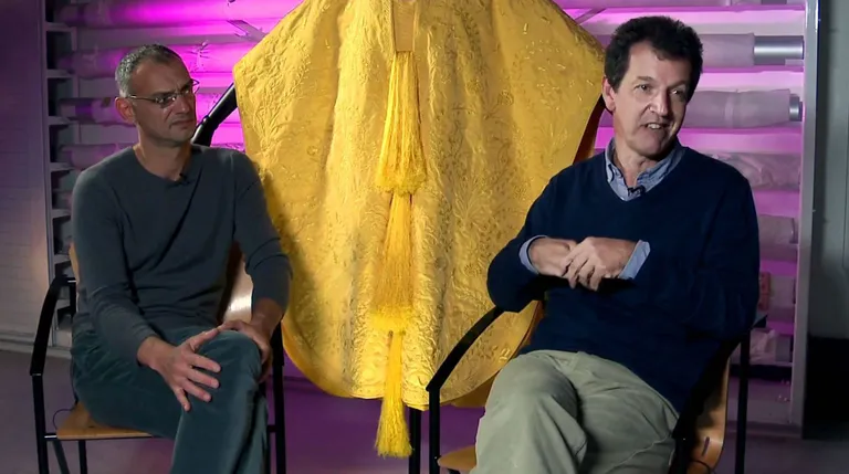 Simon Peers (paremal) ja ta ameeriklasest kolleeg Nicholas Godley koos ämblikuniitidest pleediga