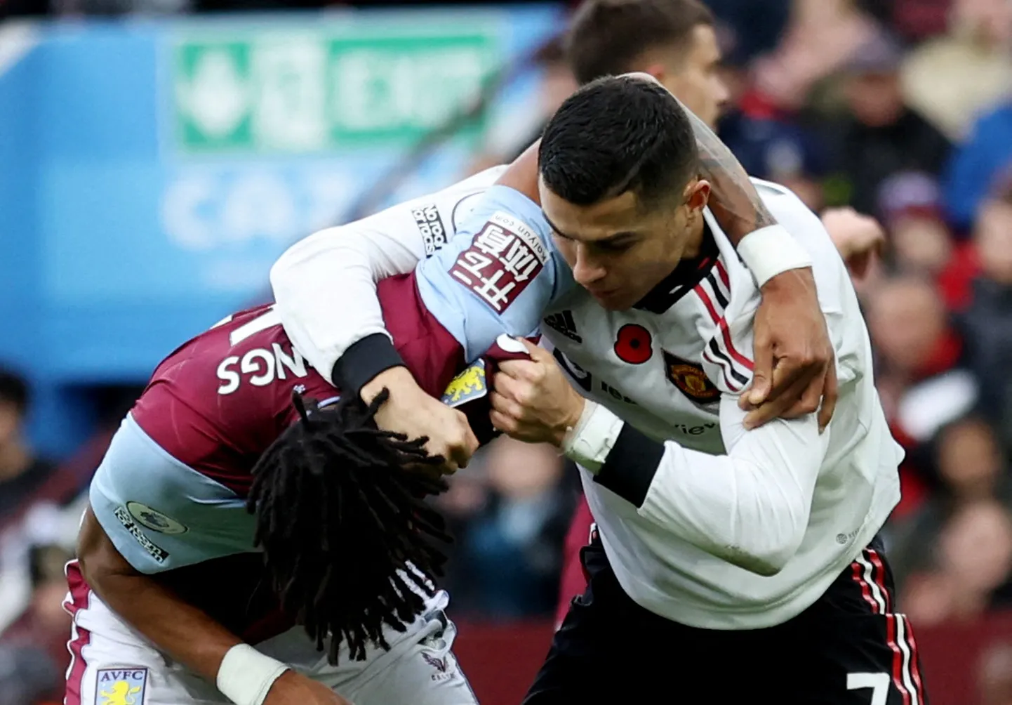 Cristiano Ronaldo (paremal) ja Tyrone Mings läksid kättpidi kokku.