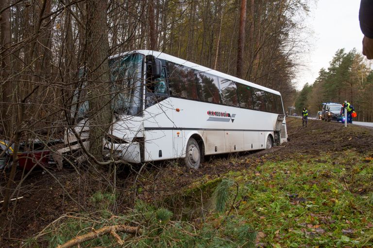 Traagiline liiklusõnnetus juhtus Tahkuranna vallas Tallinna–Pärnu–Ikla maantee 142. kilomeetril. 61aastane bussijuht hukkus õnnetuspaigal.