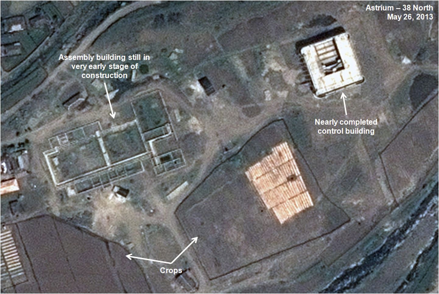 Satelliitfoto, millelt on näha Põhja-Korea lõpetamata raketipolügon (üleval vasakul) ja kontrollkeskus (üleval paremal)