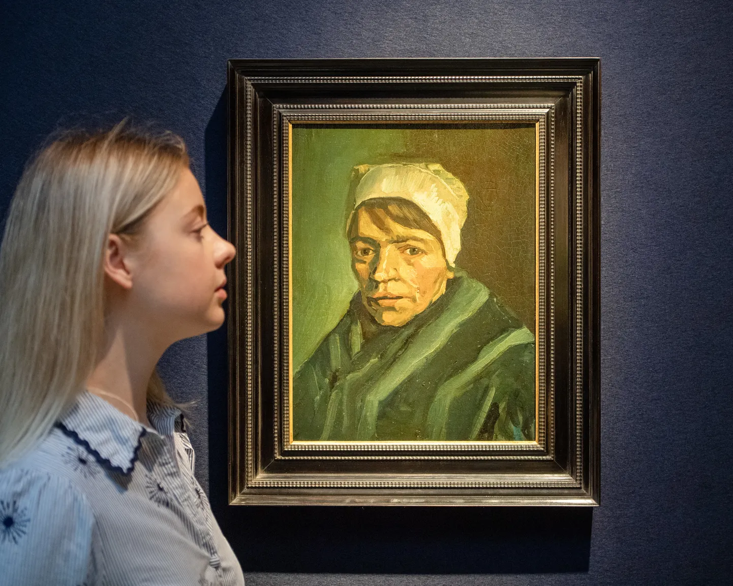 Asjatundja uurimas Vincent van Goghi teost «Talunaise pea valge mütsiga», mille väärtus ulatub 800 000 euroni. Foto on illustreeriv.