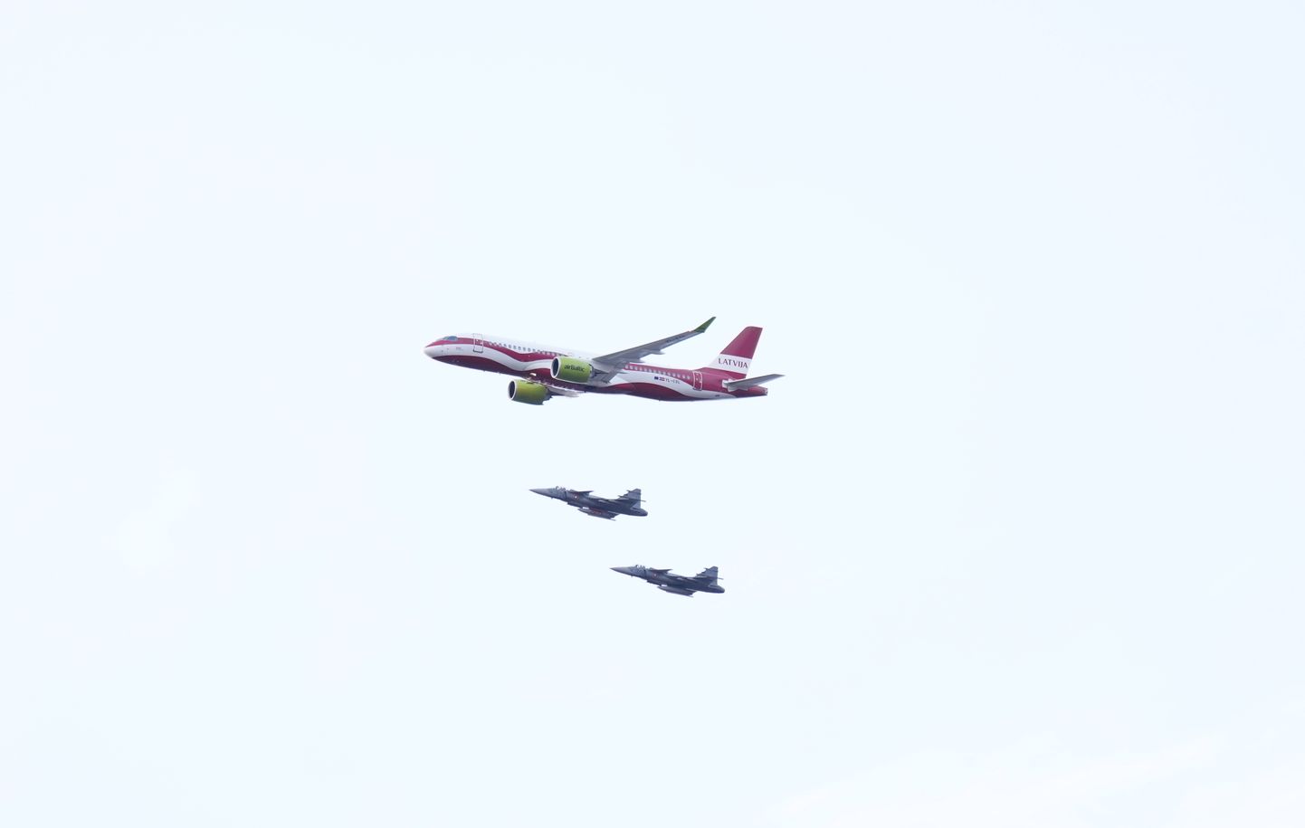 Самолеты во время военного парада в Риге