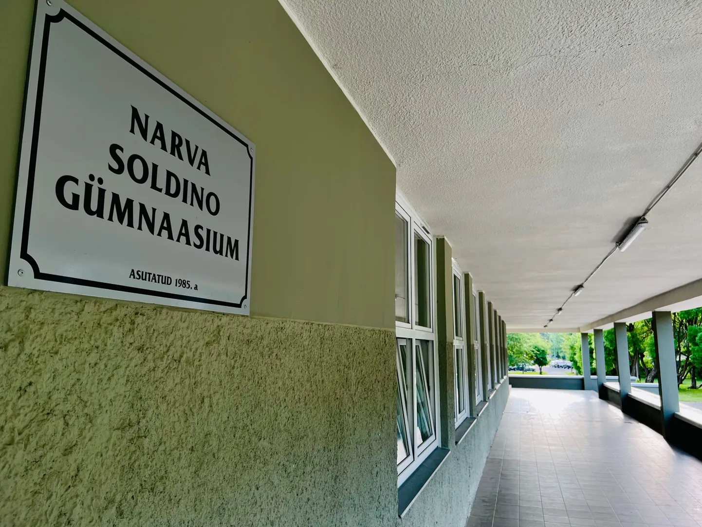Käesolevast õppeaastast sai Narva Soldino koolist põhikool, ent varsti võib see õppeasutus sootuks uksed sulgeda. See on üks Narva uuemaid koole, ent vähem kui neljakümne aastaga on hoone ja selle tehnosüsteemid kõvasti kulunud.