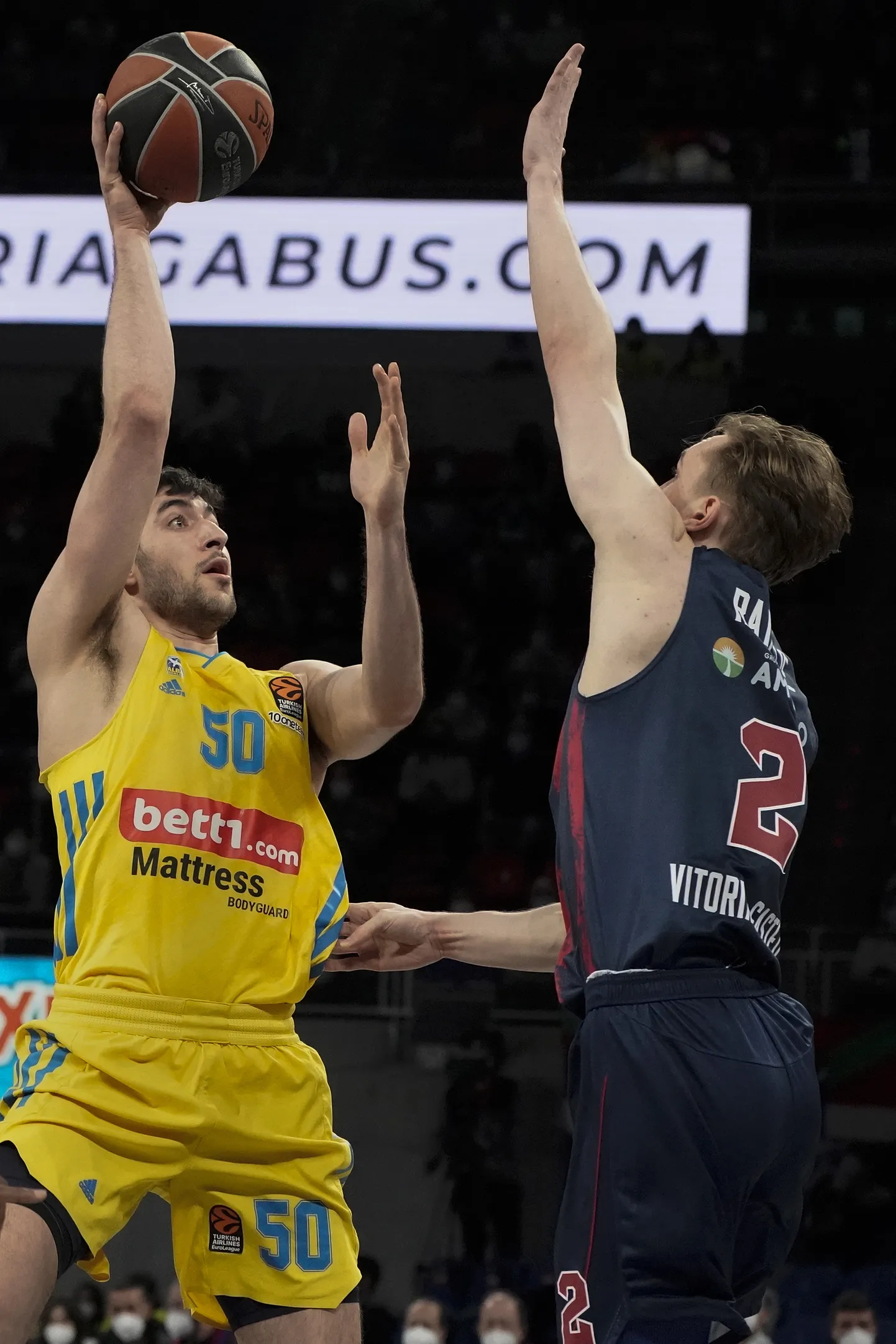 Hetk eelmise nädala mängust Vitoria Baskonia - Berliini Alba, Sander Raieste (paremal) püüab takistada Yovel Zoosmani viset.