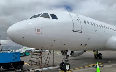 Valge Airbus A320 ootab praegu Suurbritannias Eestisse lennutamist.