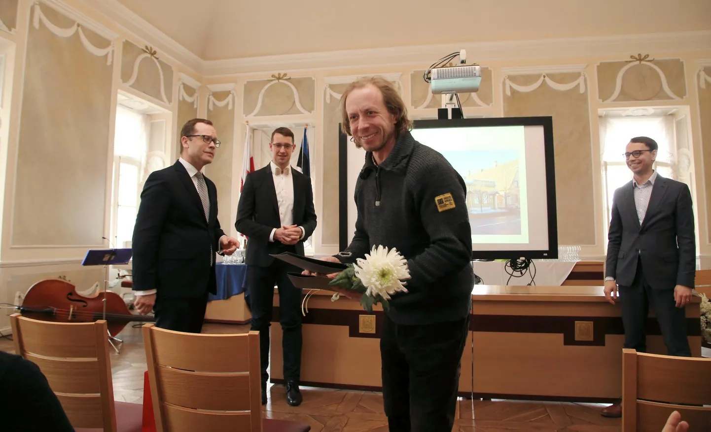 Andres Uus (lillega) peab end viimase lootuse andjaks ajaloolistele hoonetele, millele teised ehitajad on juba käega löönud.  Margus Ansu