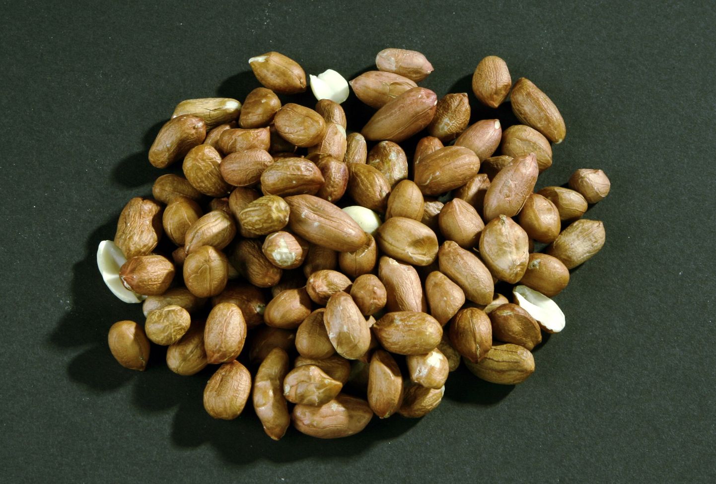 Pähklid tekitavad lastel sageli allergiat.