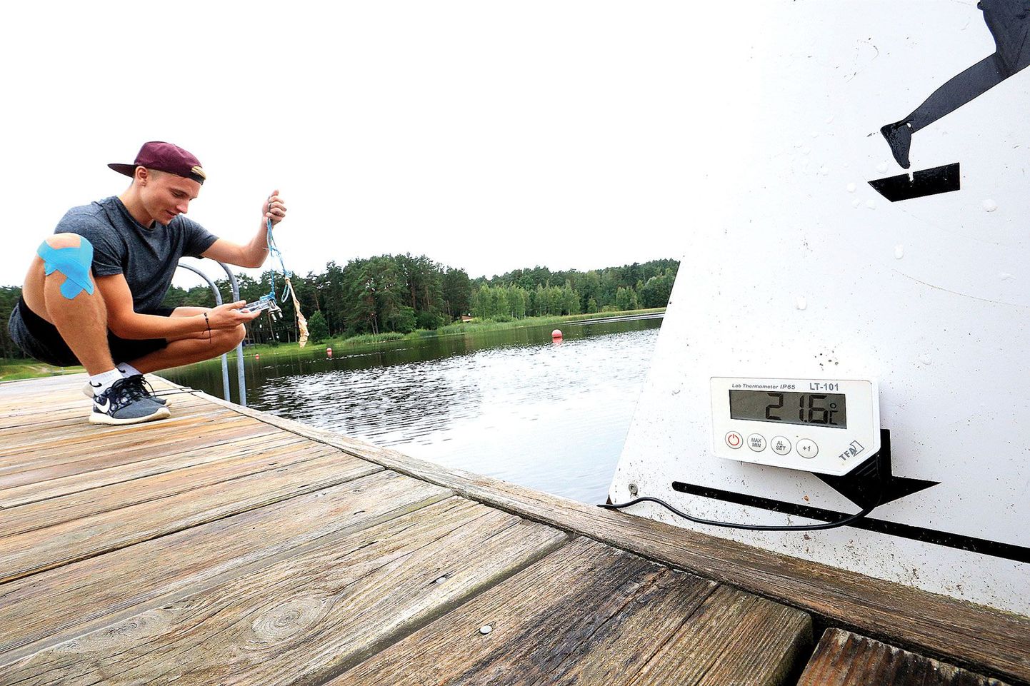 На берегу озера Вереви спасатель Рене Пранс своим термометром замерил температуру воды и получил 25 градусов, редакционный термометр показал 21,6 градуса.